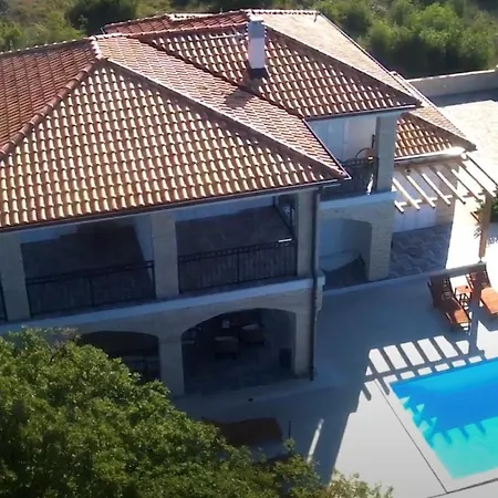Holiday Villa *