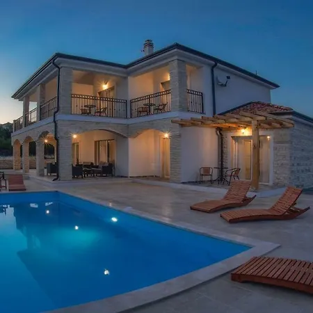 Holiday Villa *